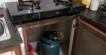 Ngửi thấy mùi gas trong bếp nên làm gì? Hướng dẫn an toàn