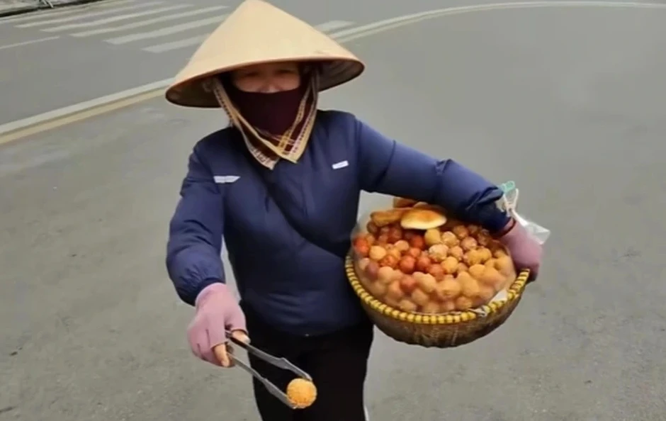 Người bán rong 'chặt chém' khách tây 420.000 đồng 10 chiếc bánh rán bị xử phạt Người bán rong 'chặt chém' khách tây 420.000 đồng 10 chiếc bánh rán bị xử phạt