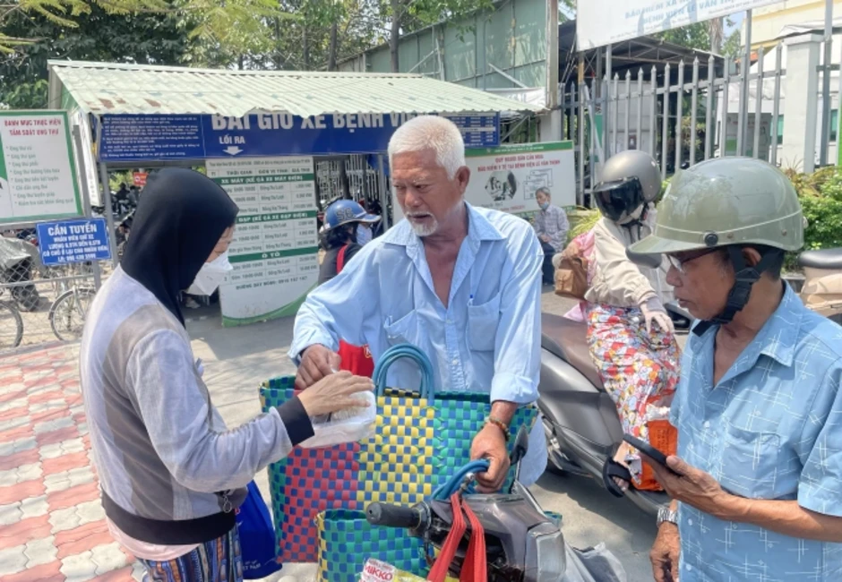 Người bán vé số phát cơm miễn phí để 'trả ơn đời' Người bán vé số phát cơm miễn phí để 'trả ơn đời'