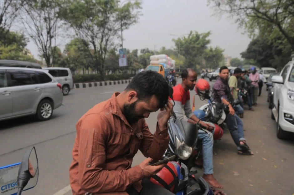 Người Bangladesh xếp hàng dài chờ mua xăng Người Bangladesh xếp hàng dài chờ mua xăng