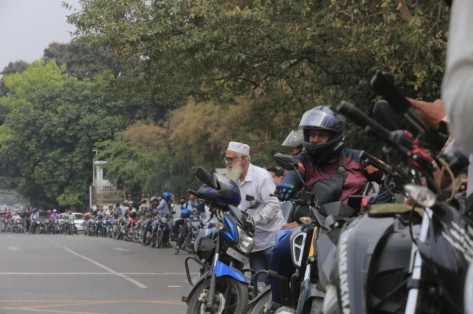 Người Bangladesh xếp hàng dài chờ mua xăng Người Bangladesh xếp hàng dài chờ mua xăng