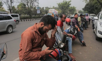 Người Bangladesh xếp hàng dài chờ mua xăng