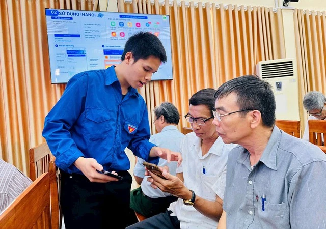 Người cao tuổi dùng điện thoại: Biết bấm chưa đủ, phải dừng đúng lúc Người cao tuổi dùng điện thoại: Biết bấm chưa đủ, phải dừng đúng lúc