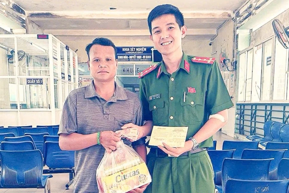 Người cha nghèo xúc động khi con được cứu nhờ giọt máu của đại úy công an Người cha nghèo xúc động khi con được cứu nhờ giọt máu của đại úy công an