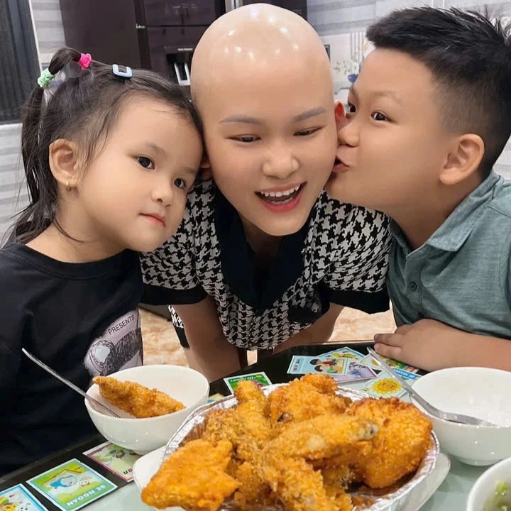 Người chồng ở Hải Phòng tháo mặt nạ oxy hôn tiễn biệt vợ lần cuối