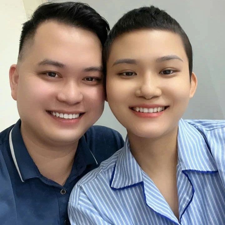 Người chồng ở Hải Phòng tháo mặt nạ oxy hôn tiễn biệt vợ lần cuối