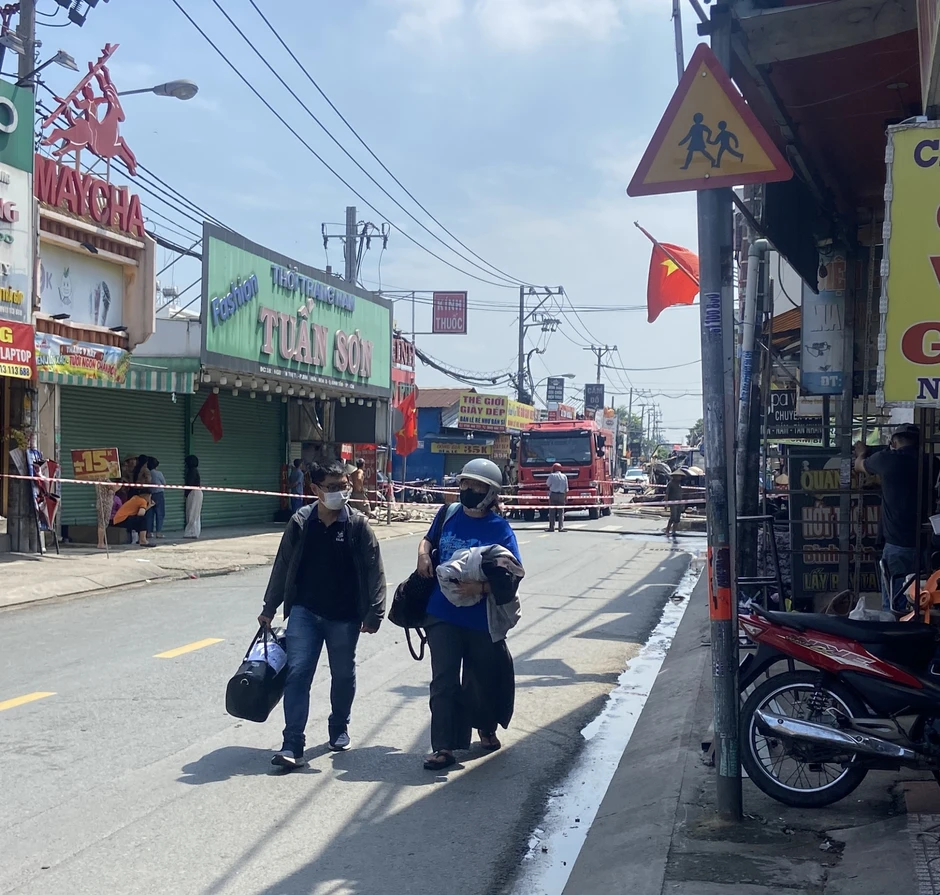 Người dân hoảng loạn kể lại khoảnh khắc cửa hàng xe máy cháy lan sang nhà trọ lúc rạng sáng ở TP.HCM Người dân hoảng loạn kể lại khoảnh khắc cửa hàng xe máy cháy lan sang nhà trọ lúc rạng sáng ở TP.HCM