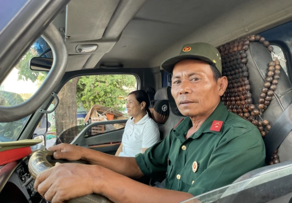 Người đàn ông chế xe tải hút đinh, vá lốp '0 đồng' Người đàn ông chế xe tải hút đinh, vá lốp '0 đồng'