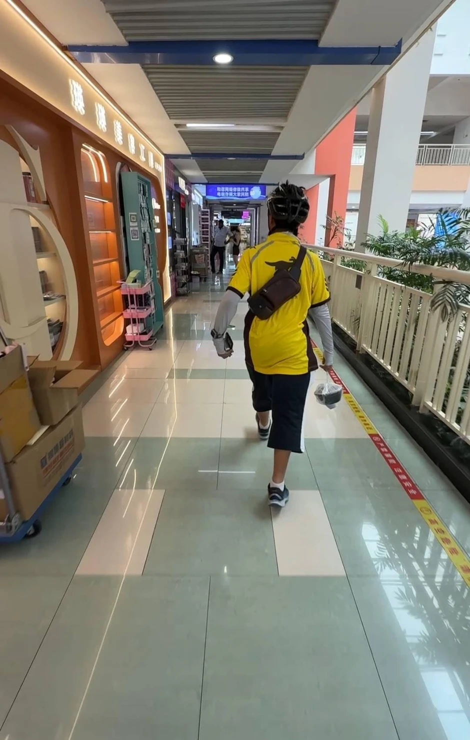 Người đàn ông để con trai sinh tồn làm shipper vì nói “Học không giỏi thì cùng lắm đi giao đồ ăn”: Kết quả bất ngờ sau 20 ngày Người đàn ông để con trai sinh tồn làm shipper vì nói “Học không giỏi thì cùng lắm đi giao đồ ăn”: Kết quả bất ngờ sau 20 ngày