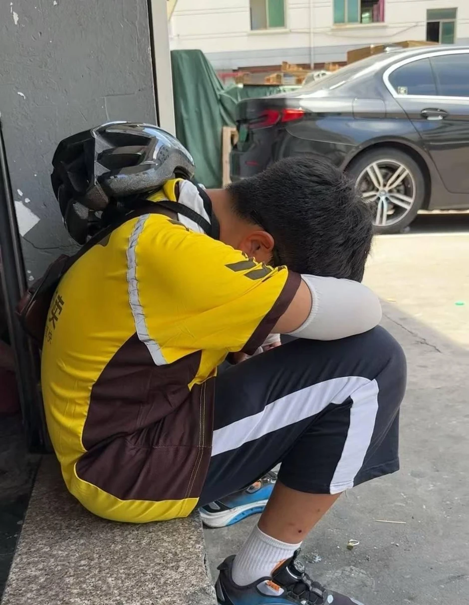 Người đàn ông để con trai sinh tồn làm shipper vì nói “Học không giỏi thì cùng lắm đi giao đồ ăn”: Kết quả bất ngờ sau 20 ngày Người đàn ông để con trai sinh tồn làm shipper vì nói “Học không giỏi thì cùng lắm đi giao đồ ăn”: Kết quả bất ngờ sau 20 ngày