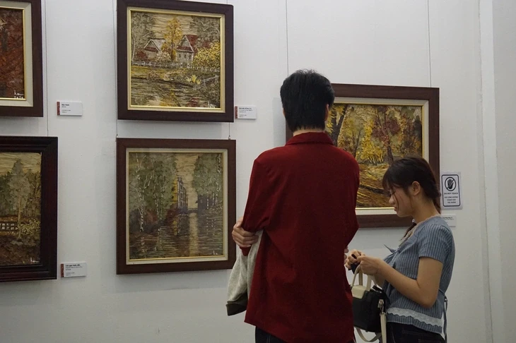 Người đàn ông hơn 60 năm nhặt lá rụng, vỏ hành để 'vẽ' tranh Người đàn ông hơn 60 năm nhặt lá rụng, vỏ hành để 'vẽ' tranh
