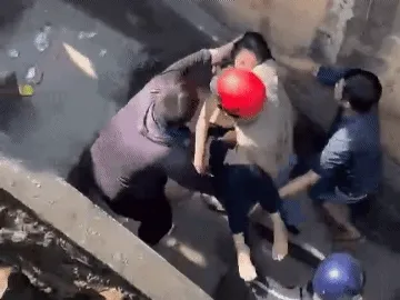 Người đàn ông nhảy sông "tử thần" cứu cô gái rồi lặng lẽ rời đi Người đàn ông nhảy sông "tử thần" cứu cô gái rồi lặng lẽ rời đi