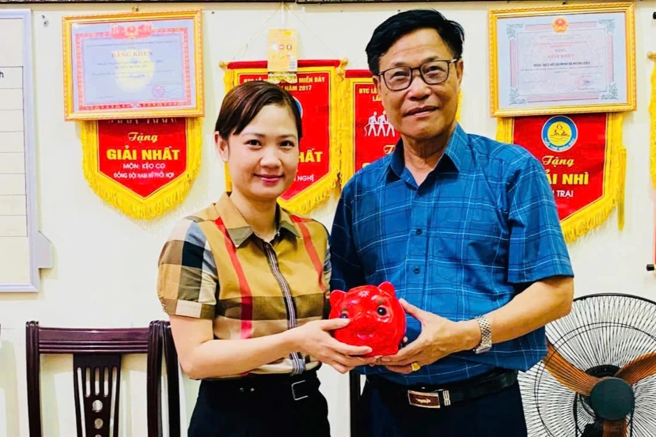 Người đàn ông ở Hà Nội hơn 10 năm nuôi lợn đất giúp người dưng Người đàn ông ở Hà Nội hơn 10 năm nuôi lợn đất giúp người dưng