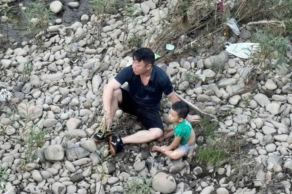Người đàn ông ở Thái Nguyên bơi gần 100m trên sông chảy xiết cứu bé 4 tuổi Người đàn ông ở Thái Nguyên bơi gần 100m trên sông chảy xiết cứu bé 4 tuổi