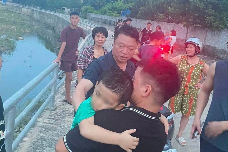 Người đàn ông ở Thái Nguyên bơi gần 100m trên sông chảy xiết cứu bé 4 tuổi Người đàn ông ở Thái Nguyên bơi gần 100m trên sông chảy xiết cứu bé 4 tuổi