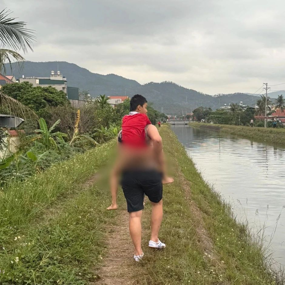 Người đàn ông Quảng Ninh vứt xe, nhảy xuống mương kéo cháu bé đang chìm dần Người đàn ông Quảng Ninh vứt xe, nhảy xuống mương kéo cháu bé đang chìm dần