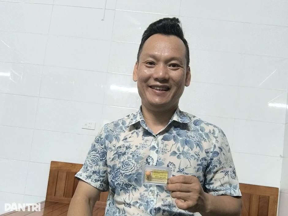 Người đàn ông sở hữu viên ngọc ốc thiên nhiên hiếm gặp Người đàn ông sở hữu viên ngọc ốc thiên nhiên hiếm gặp