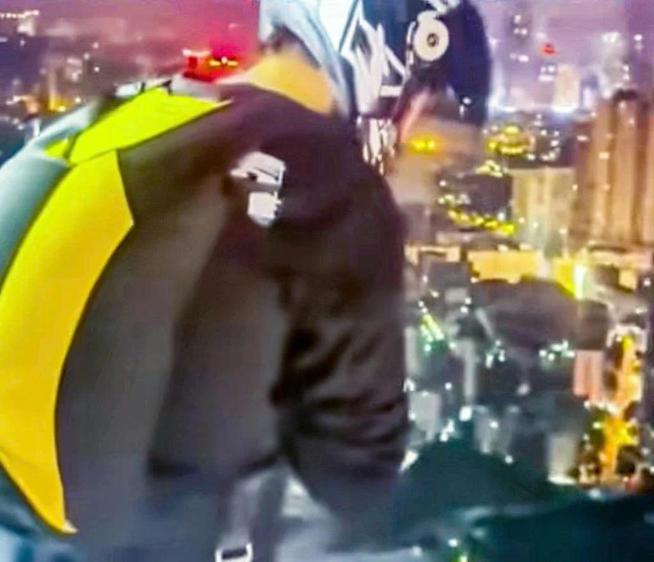 Người đàn ông Trung Quốc liều mạng nhảy dù từ nóc chung cư để "câu view"' Người đàn ông Trung Quốc liều mạng nhảy dù từ nóc chung cư để "câu view"'