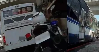 Người đàn ông Trung Quốc tử vong nhiều ngày trên xe buýt không ai biết