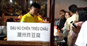 Người dân TPHCM xếp hàng mua đậu hũ vàng “lấy lộc” ở Chợ Lớn