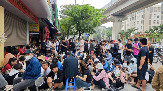 Người dân ùn ùn xếp hàng chờ lấy vàng, Bảo Tín Mạnh Hải giải thích lý do trả vàng sớm Người dân ùn ùn xếp hàng chờ lấy vàng, Bảo Tín Mạnh Hải giải thích lý do trả vàng sớm