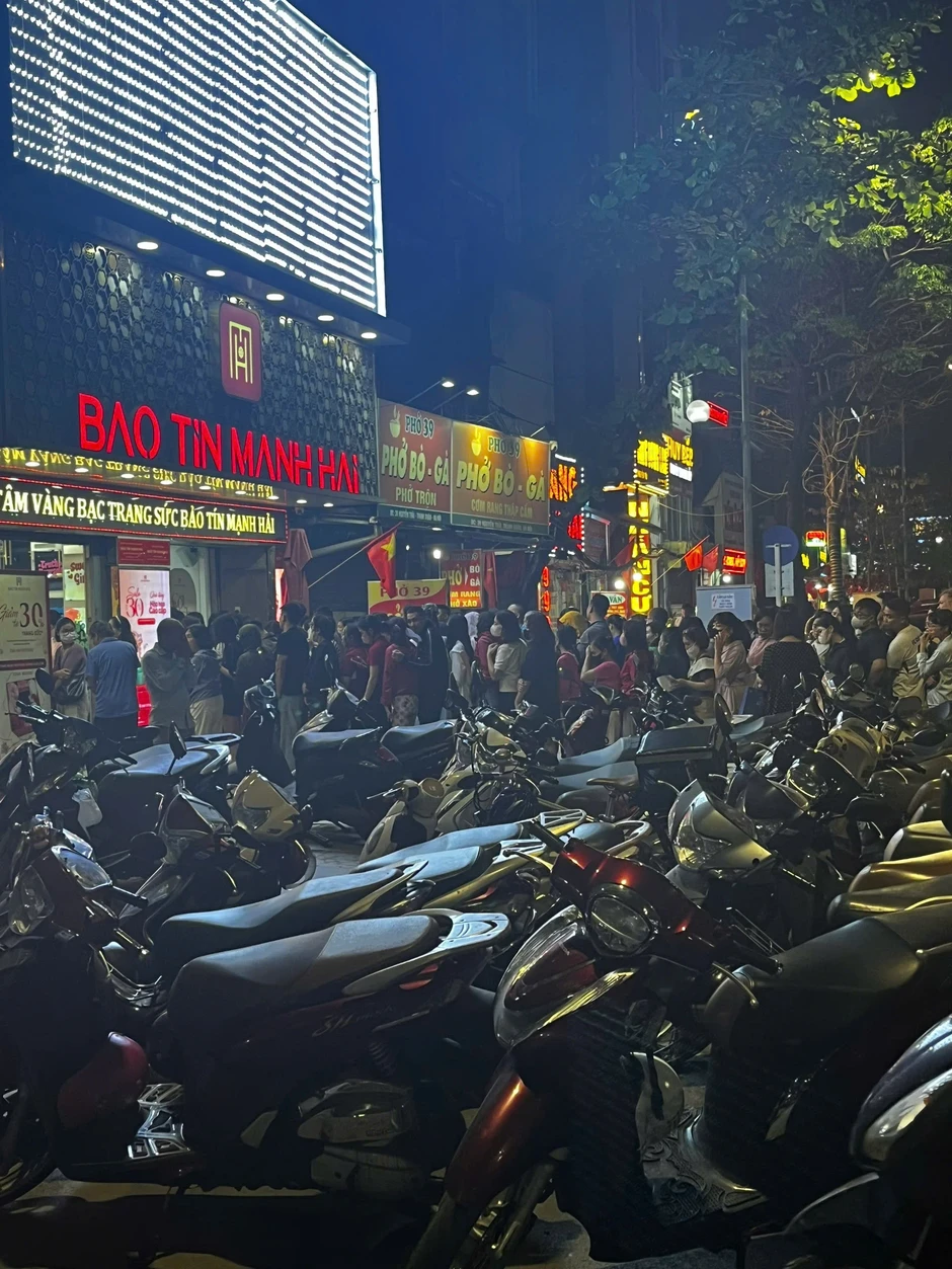 Người dân ùn ùn xếp hàng chờ lấy vàng, Bảo Tín Mạnh Hải giải thích lý do trả vàng sớm Người dân ùn ùn xếp hàng chờ lấy vàng, Bảo Tín Mạnh Hải giải thích lý do trả vàng sớm