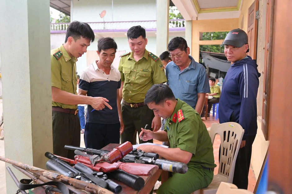 Người dân vùng đệm Vườn quốc gia Cúc Phương tự nguyện giao nộp 40 khẩu súng săn Người dân vùng đệm Vườn quốc gia Cúc Phương tự nguyện giao nộp 40 khẩu súng săn
