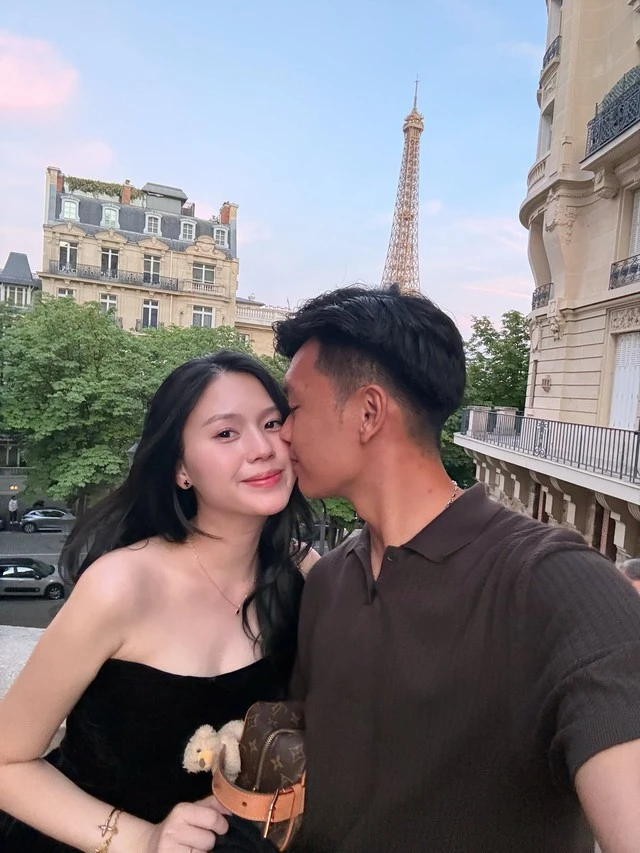 Người đẹp Tuyên Quang khoe nhan sắc mẹ 2 con rạng rỡ trong chuyến du lịch châu Âu với trung vệ Thành Chung Người đẹp Tuyên Quang khoe nhan sắc mẹ 2 con rạng rỡ trong chuyến du lịch châu Âu với trung vệ Thành Chung