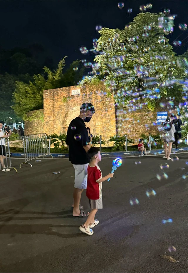 Người đẹp Tuyên Quang khoe nhan sắc mẹ 2 con rạng rỡ trong chuyến du lịch châu Âu với trung vệ Thành Chung Người đẹp Tuyên Quang khoe nhan sắc mẹ 2 con rạng rỡ trong chuyến du lịch châu Âu với trung vệ Thành Chung