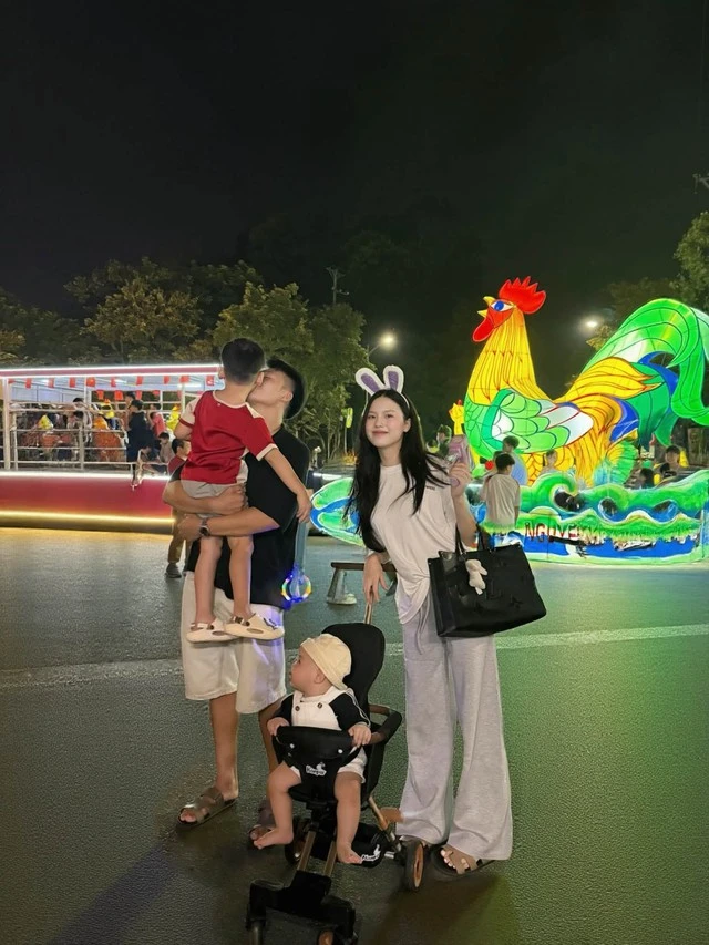 Người đẹp Tuyên Quang khoe nhan sắc mẹ 2 con rạng rỡ trong chuyến du lịch châu Âu với trung vệ Thành Chung Người đẹp Tuyên Quang khoe nhan sắc mẹ 2 con rạng rỡ trong chuyến du lịch châu Âu với trung vệ Thành Chung