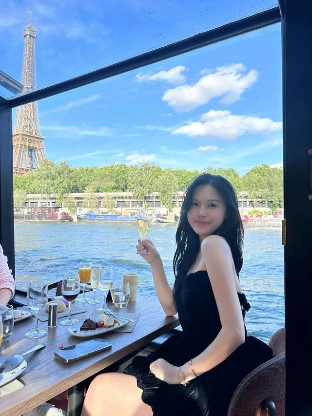 Người đẹp Tuyên Quang khoe nhan sắc mẹ 2 con rạng rỡ trong chuyến du lịch châu Âu với trung vệ Thành Chung Người đẹp Tuyên Quang khoe nhan sắc mẹ 2 con rạng rỡ trong chuyến du lịch châu Âu với trung vệ Thành Chung