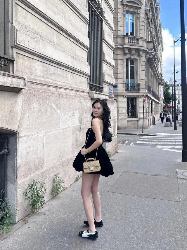 Người đẹp Tuyên Quang khoe nhan sắc mẹ 2 con rạng rỡ trong chuyến du lịch châu Âu với trung vệ Thành Chung Người đẹp Tuyên Quang khoe nhan sắc mẹ 2 con rạng rỡ trong chuyến du lịch châu Âu với trung vệ Thành Chung