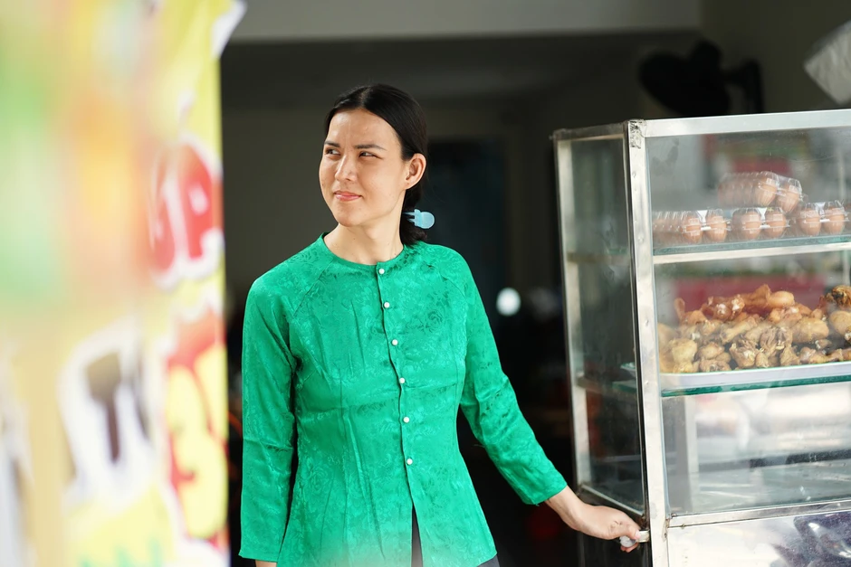 Người dì chuyển giới mở quán cơm gà ở TP.HCM, một mình nuôi mẹ già và 3 đứa cháu