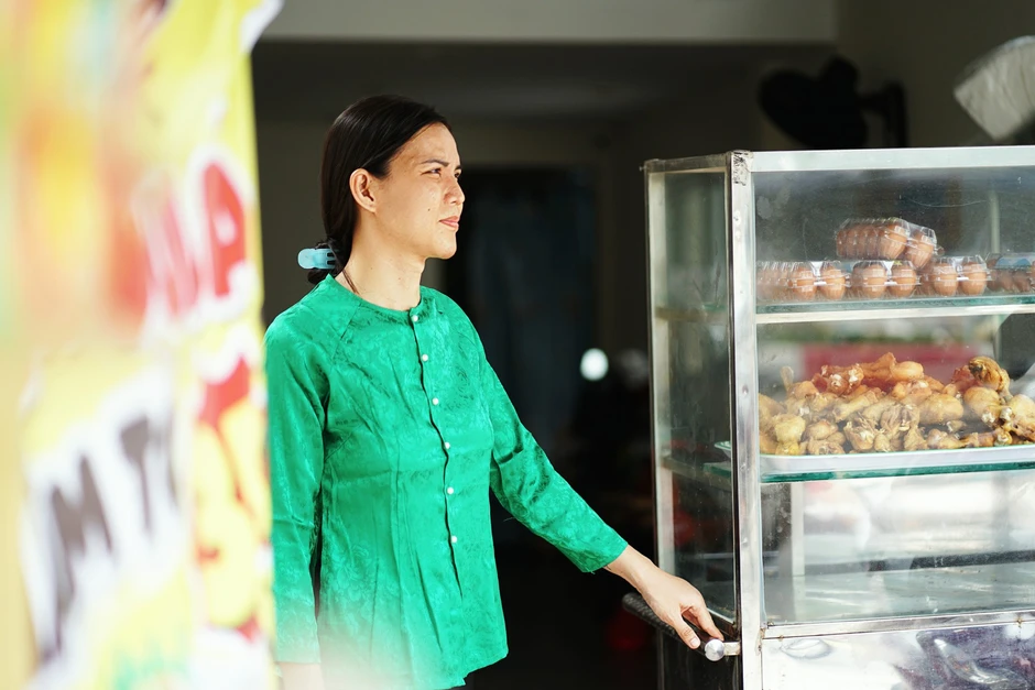 Người dì chuyển giới mở quán cơm gà ở TP.HCM, một mình nuôi mẹ già và 3 đứa cháu