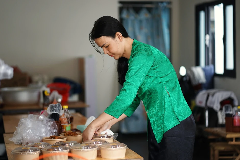 Người dì chuyển giới mở quán cơm gà ở TP.HCM, một mình nuôi mẹ già và 3 đứa cháu