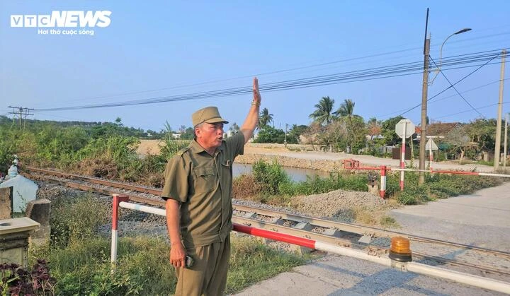 Người gác tàu hỏa: Mong không còn nghe những màn hú còi khẩn cấp Người gác tàu hỏa: Mong không còn nghe những màn hú còi khẩn cấp