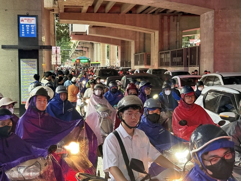Người Hà Nội chật vật về nhà sau mưa giờ tan tầm Người Hà Nội chật vật về nhà sau mưa giờ tan tầm