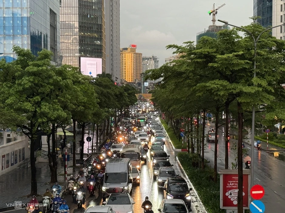 Người Hà Nội chật vật về nhà sau mưa giờ tan tầm Người Hà Nội chật vật về nhà sau mưa giờ tan tầm