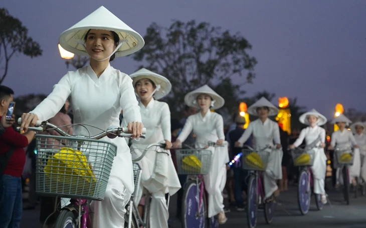 Người Hàn Quốc kinh ngạc 'sao áo dài Việt có thể đẹp như vậy' Người Hàn Quốc kinh ngạc 'sao áo dài Việt có thể đẹp như vậy'