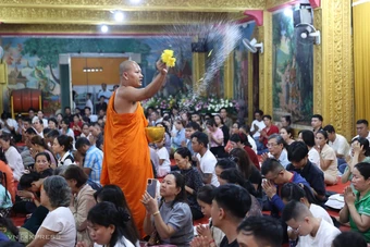 Người Khmer ở TP HCM đắp núi cát, núi gạo đón năm mới