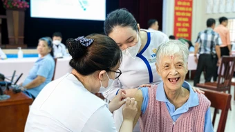 Người khuyết tật cao tuổi được tiêm vaccine miễn phí - Báo TinVina