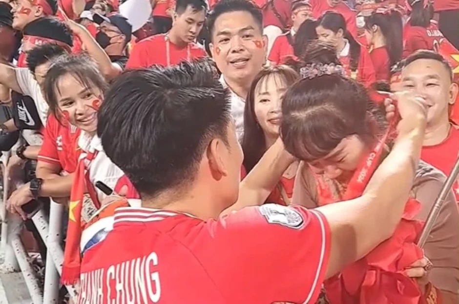 Người mẹ bỏ việc ở Tuyên Quang xuống Hà Nội theo con đi học bóng đá, sau 19 năm mọi thứ thay đổi hoàn toàn Người mẹ bỏ việc ở Tuyên Quang xuống Hà Nội theo con đi học bóng đá, sau 19 năm mọi thứ thay đổi hoàn toàn