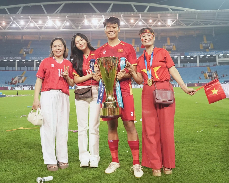 Người mẹ bỏ việc ở Tuyên Quang xuống Hà Nội theo con đi học bóng đá, sau 19 năm mọi thứ thay đổi hoàn toàn Người mẹ bỏ việc ở Tuyên Quang xuống Hà Nội theo con đi học bóng đá, sau 19 năm mọi thứ thay đổi hoàn toàn