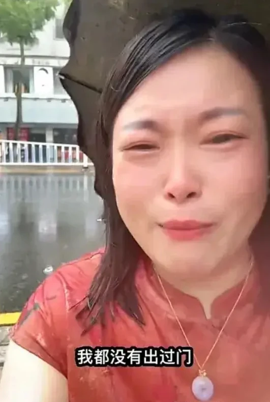 Người mẹ khóc giữa mưa vì phải dạy con tự lập Người mẹ khóc giữa mưa vì phải dạy con tự lập