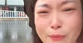 Người mẹ khóc giữa mưa vì phải dạy con tự lập