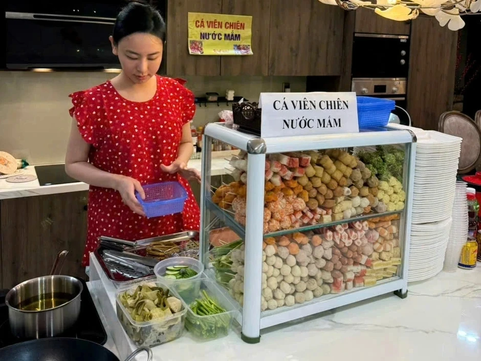 Người mẹ ở TPHCM chi tiền dựng quán vỉa hè ở bếp, “chơi đồ hàng” cùng con Người mẹ ở TPHCM chi tiền dựng quán vỉa hè ở bếp, “chơi đồ hàng” cùng con