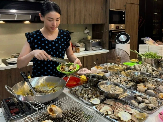 Người mẹ ở TPHCM chi tiền dựng quán vỉa hè ở bếp, “chơi đồ hàng” cùng con Người mẹ ở TPHCM chi tiền dựng quán vỉa hè ở bếp, “chơi đồ hàng” cùng con