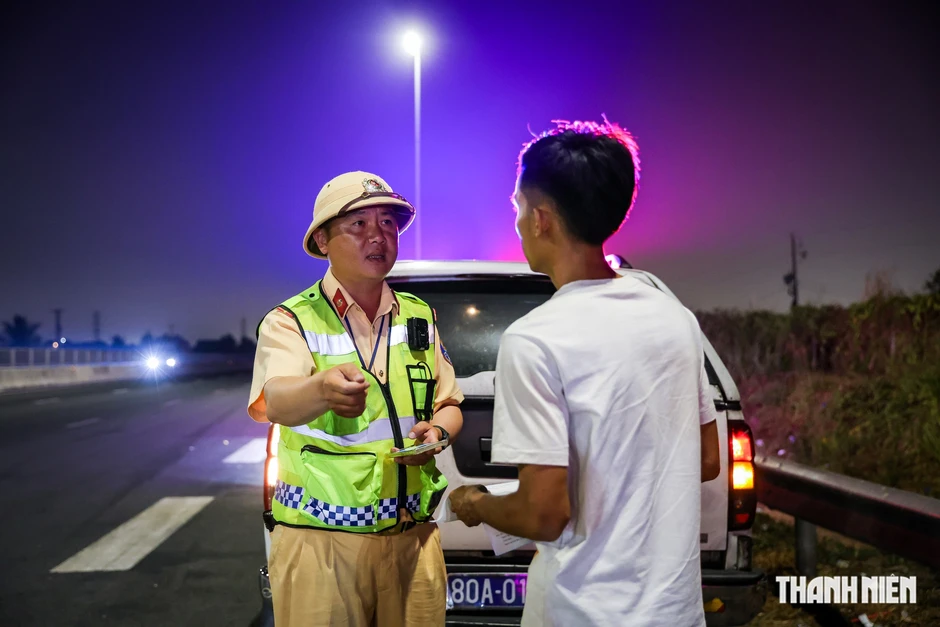 Người ngồi ghế sau không thắt dây an toàn, tài xế cũng bị phạt: Vì sao? Người ngồi ghế sau không thắt dây an toàn, tài xế cũng bị phạt: Vì sao?