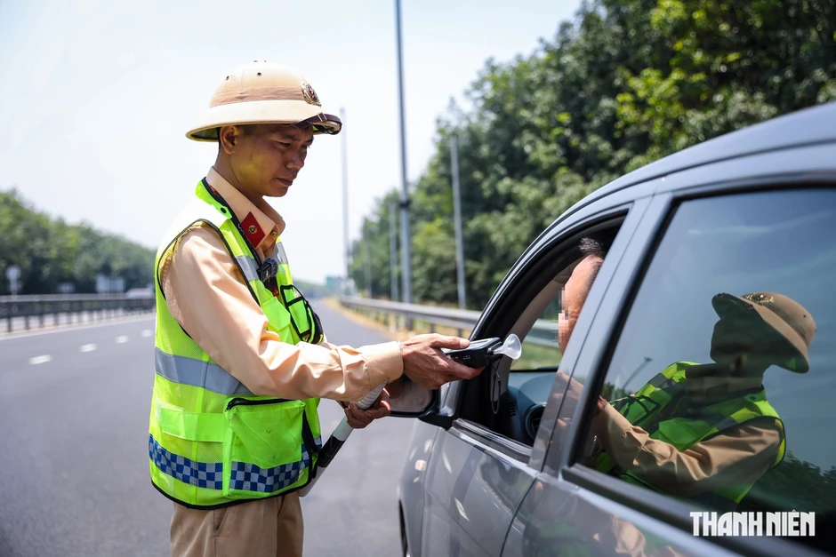 Người ngồi ghế sau không thắt dây an toàn, tài xế cũng bị phạt: Vì sao? Người ngồi ghế sau không thắt dây an toàn, tài xế cũng bị phạt: Vì sao?