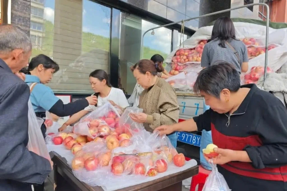 Người nông dân Trung Quốc đột quỵ, bệnh viện giúp bán sạch 4 tấn táo Người nông dân Trung Quốc đột quỵ, bệnh viện giúp bán sạch 4 tấn táo